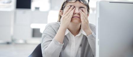 علائم خستگی چشم و راه‌های جلوگیری از آن+اینفوگرافیک