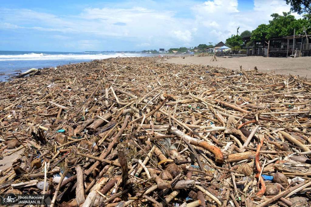 آوار و زباله در ساحل اندونزی پس از طوفان دریایی + عکس