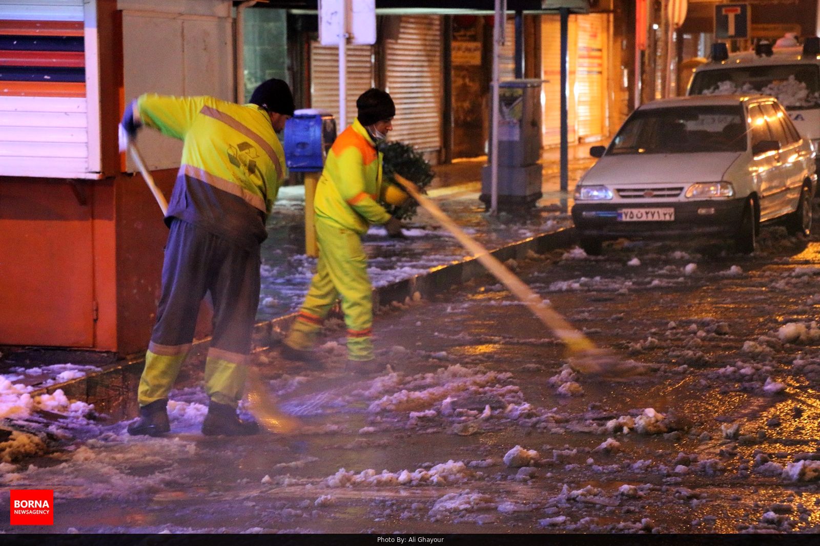 تلاش پاکبانان برای پاکسازی معابر برفی شهر ارومیه + عکس