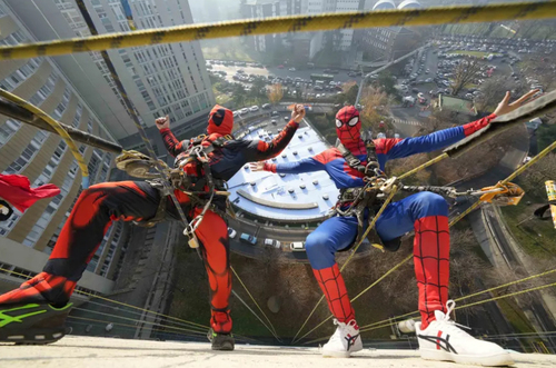 نمایش آکروبات بازهای ایتالیایی در ارتفاع + عکس