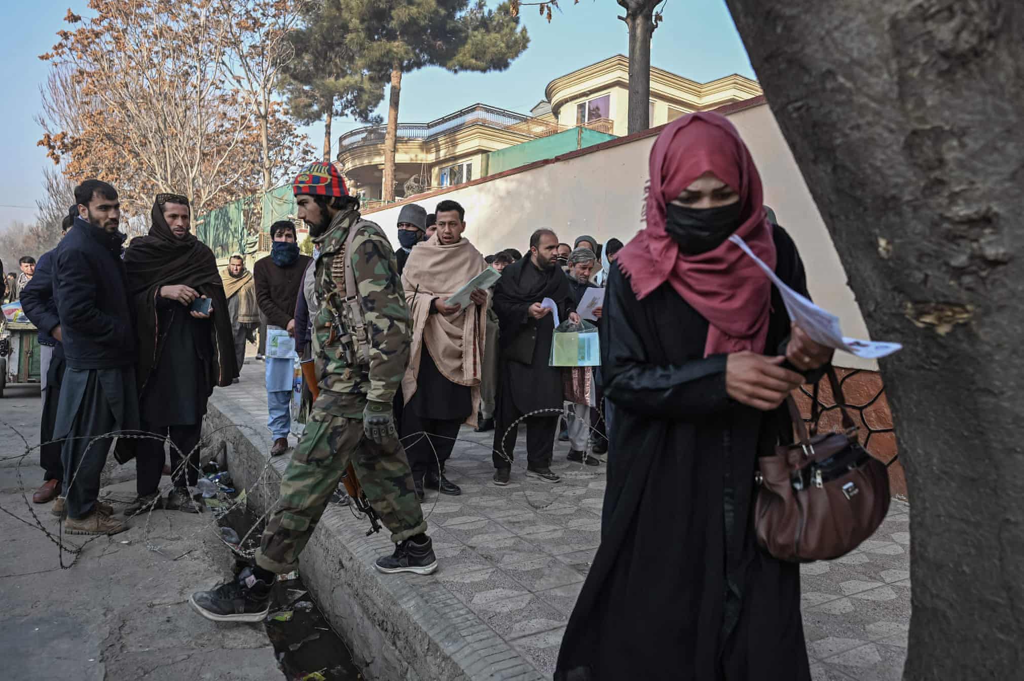 حضور طالبان در محل صدور پاسپورت + عکس