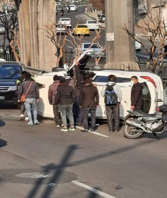 واژگونی خودرو در بزرگراه کردستان تهران + عکس