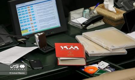 از گوشی آمریکایی تا سقوط امپراتوری شوروی روی میز نماینده مجلس+ عکس