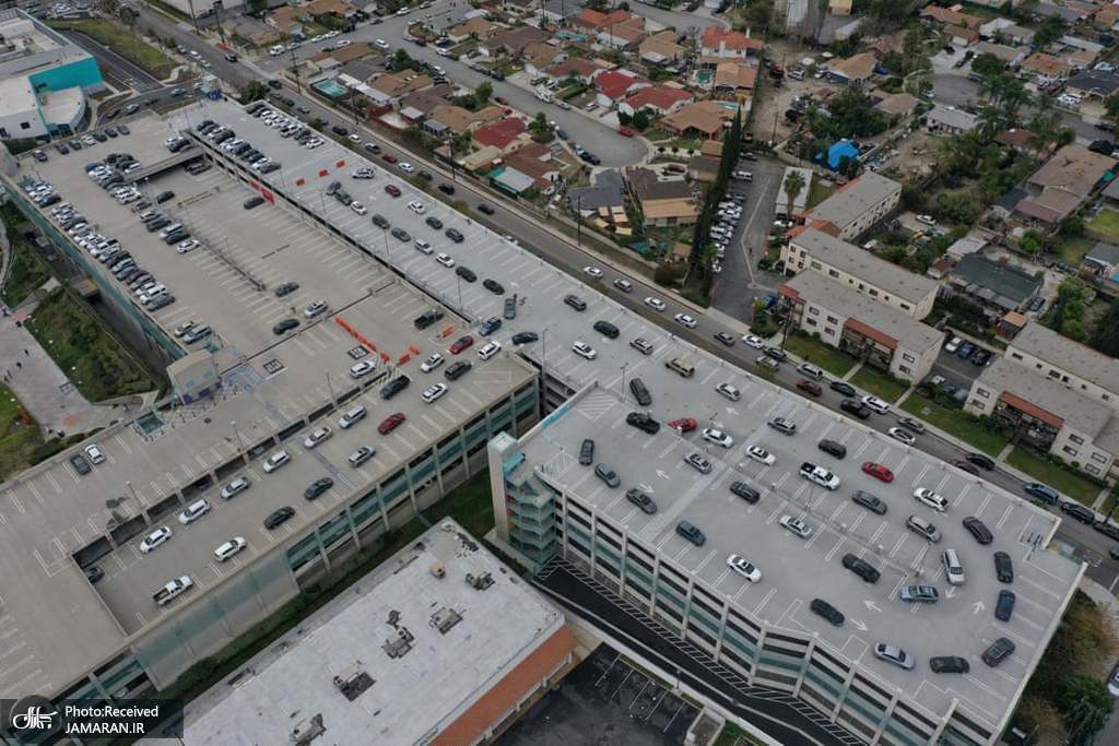 صف خودروها در سقف یک مرکز آزمایش کرونا در کالیفرنیا + عکس