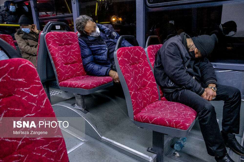  تصاویری تلخ و غم‌انگیز از زندگی شبانه بی‌خانمان‌ها در اتوبوس‌ها شهری