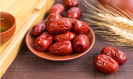 اثرات سنجد بر هورمون‌های جنسی در زنان یائسه