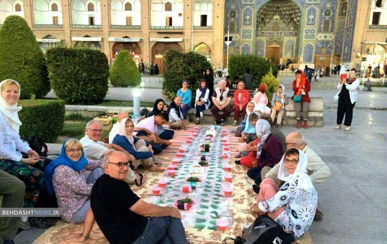 پذیرایی از گردشگران خارجی بر سر سفره افطار در میدان نقش جهان اصفهان+ عکس