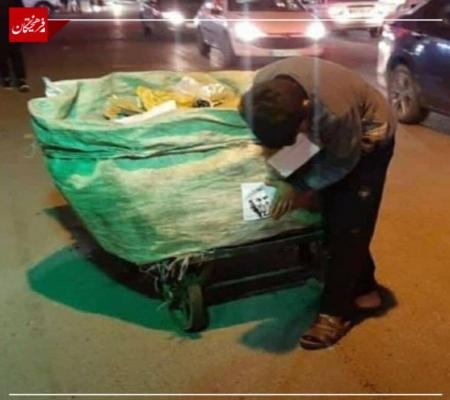 دوره‌گردی که عکس حاج قاسم را بر روی گاری‌اش نصب کرده+ عکس