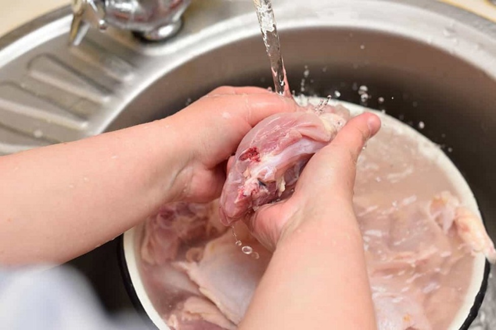 مرغ را قبل از پختن نشویید!