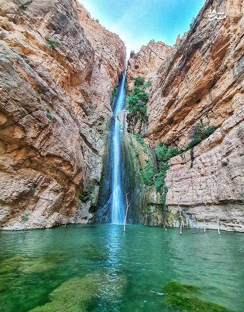 آبشاری زیبا درمیان صخره‌های کرمانشاه + عکس