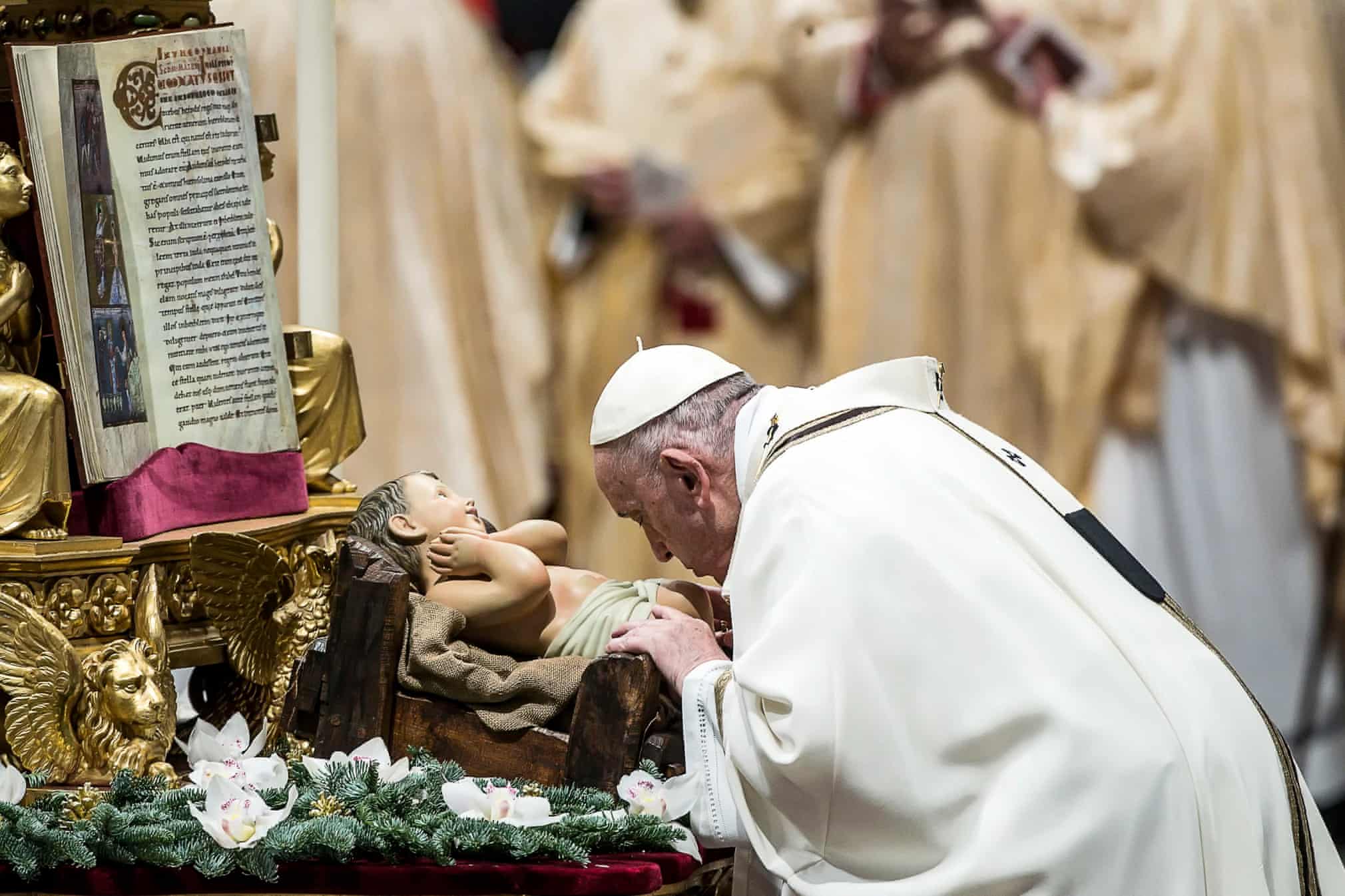 بوسه پاپ فرانسیس بر مجسمه کودک مسیح + عکس