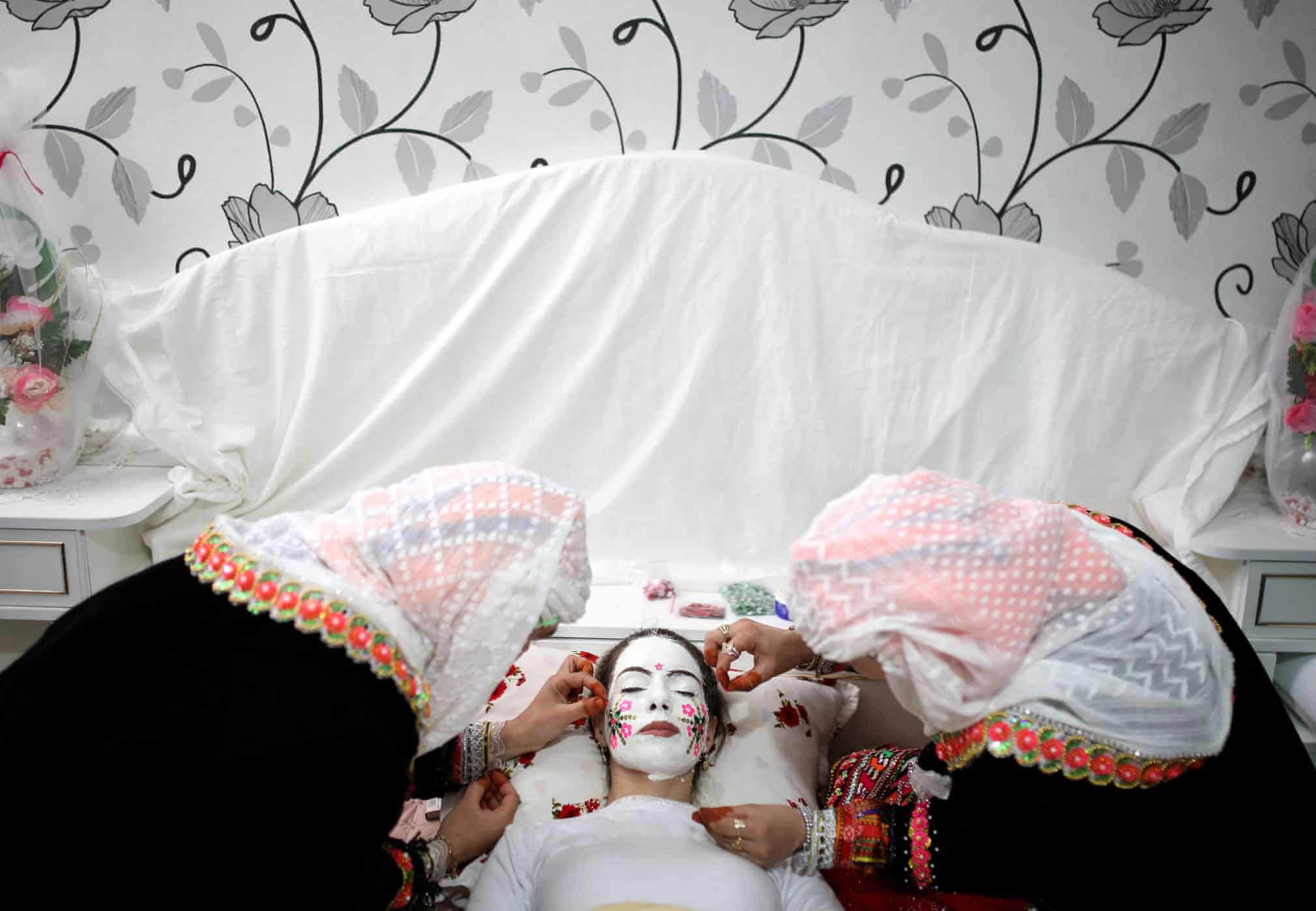 آرایش یک عروس در دهکده دورافتاده  + عکس 