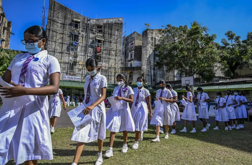 صف تزریق واکسن کرونا به دانش آموزان در سریلانکا + عکس