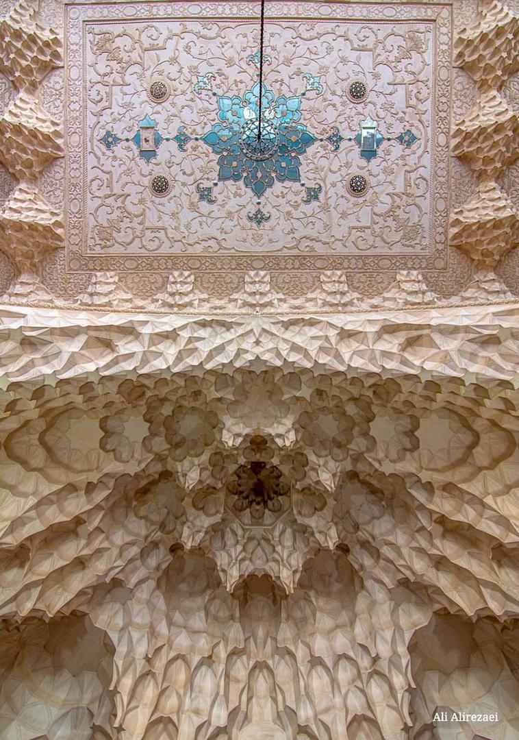 مقرنس‌کاری زیبای خانه‌ شیخ‌الاسلام اصفهان + عکس