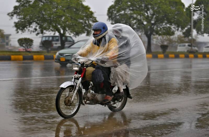 پوشش جالب موتورسوار در روز بارانی + عکس