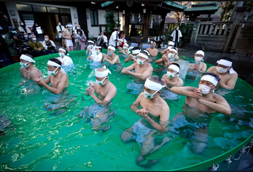 مراسم ژاپنی ها در حوضچه آب یخ یک معبد در توکیو + عکس