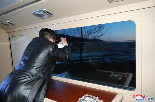 رهبر کره شمالی در حال تماشای لحظه پرتاب موشک + عکس