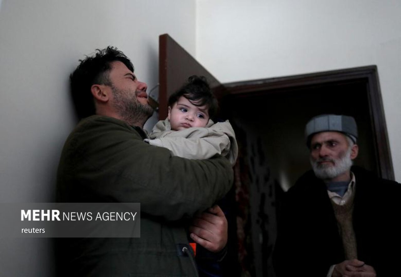 کودک افغان به آغوش خانواده بازگشت + عکس