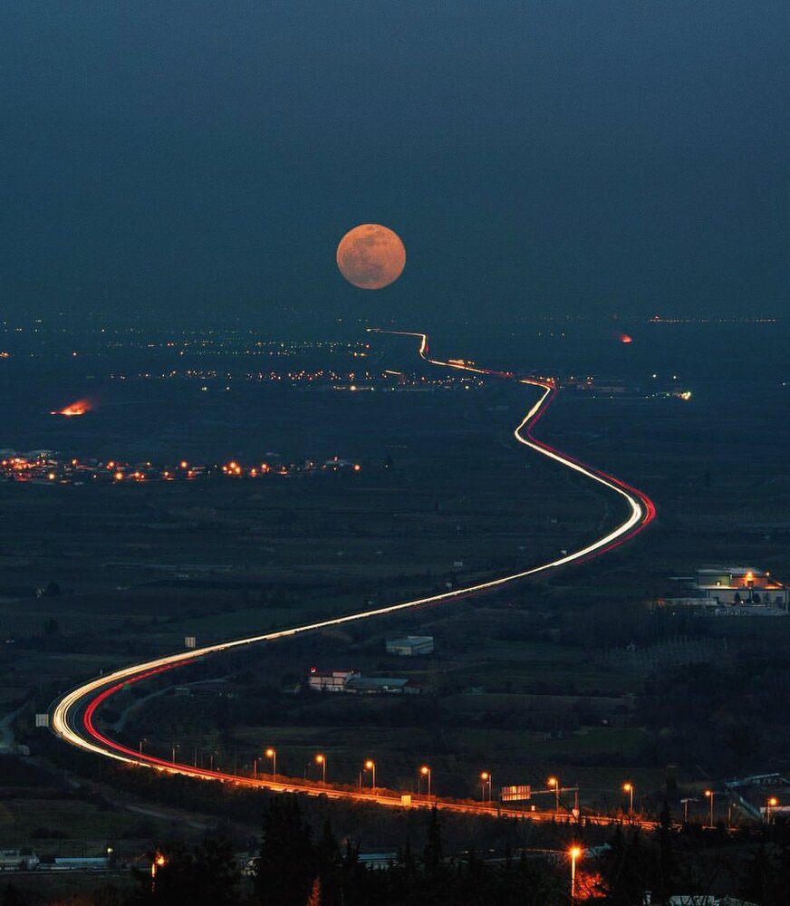 جاده‌ای اختصاصی به سمت ماه + عکس