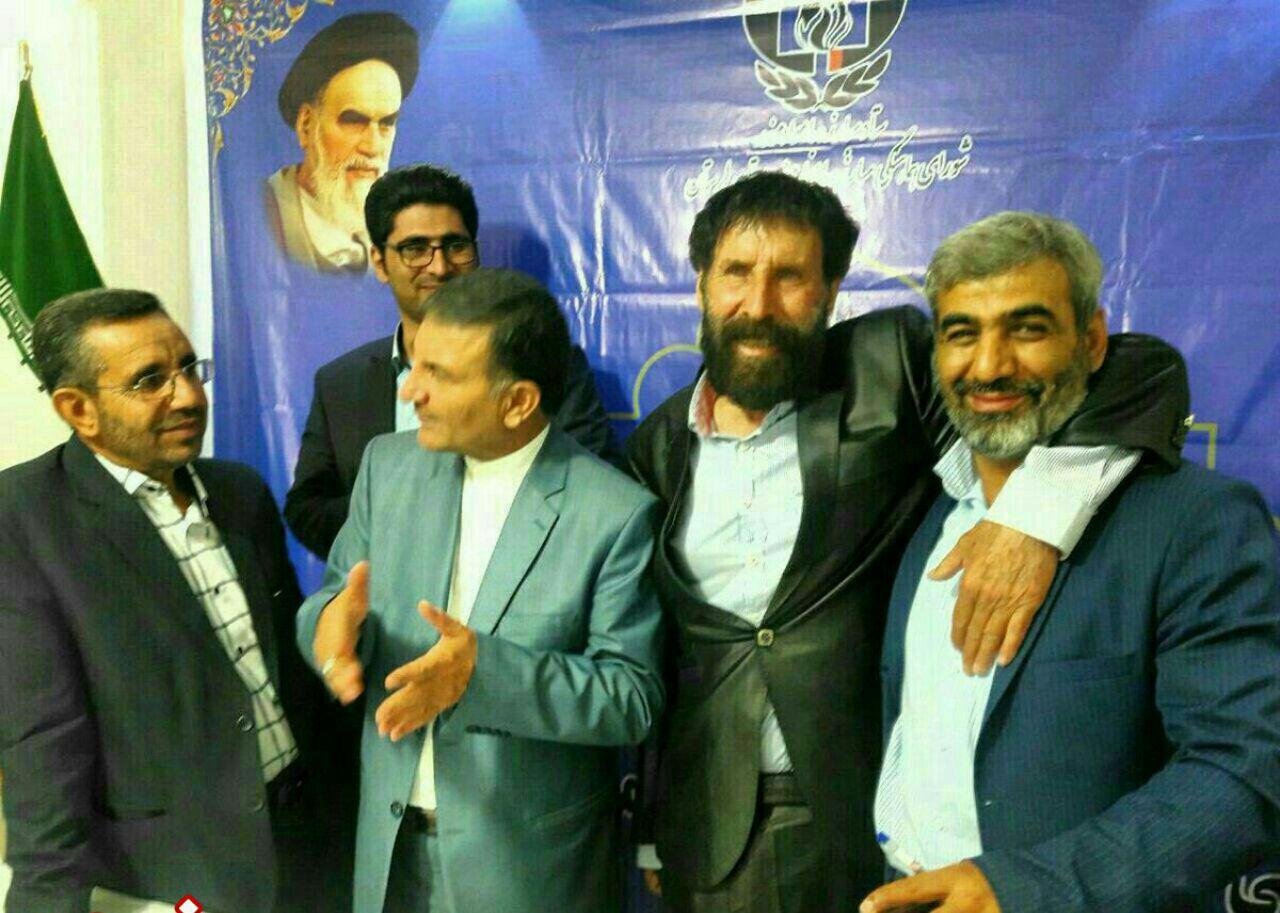 تصویری جدید از دستفروش خرم آبادی  که در شورای شهر رای آورد