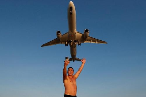سلفی گرفتن  با هواپیمای مسافربری در حال فرود + عکس