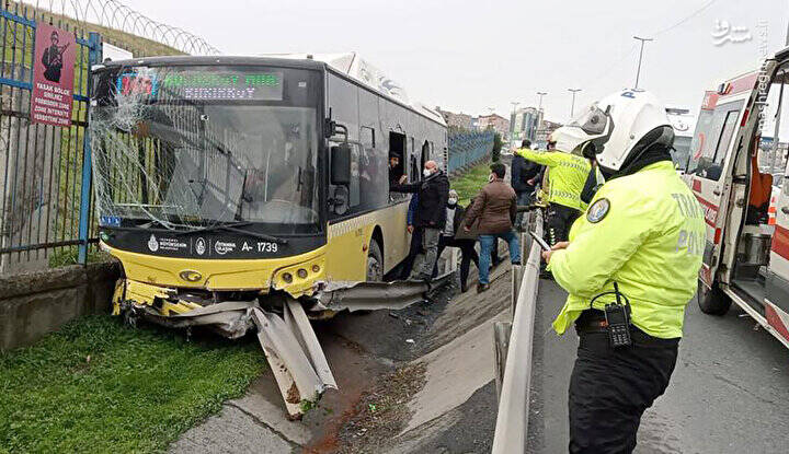 فرار مسافران اتوبوس سانحه دیده‌ از پنجره + عکس