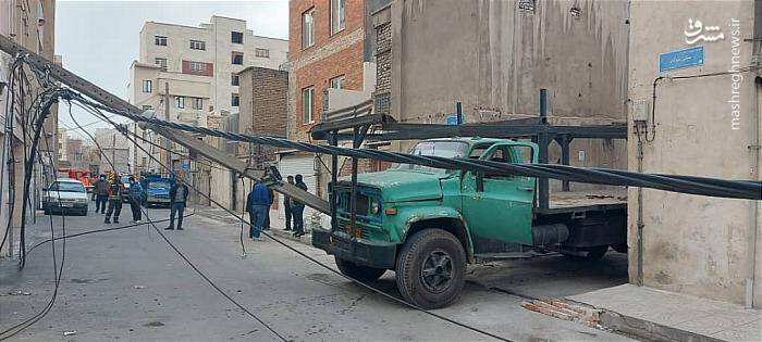 برخورد کامیون با تیر چراغ برق در محله مسکونی + عکس