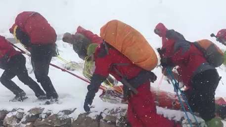 نجات کوهنورد زن در ارتفاعات تهران