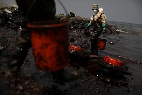 پاکسازی آلودگی نفتی در سواحل پرو + عکس