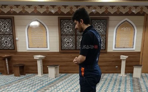 نماز خواندن یکی از عوامل اجرایی اهل سنت در جشنواره فیلم فجر + عکس