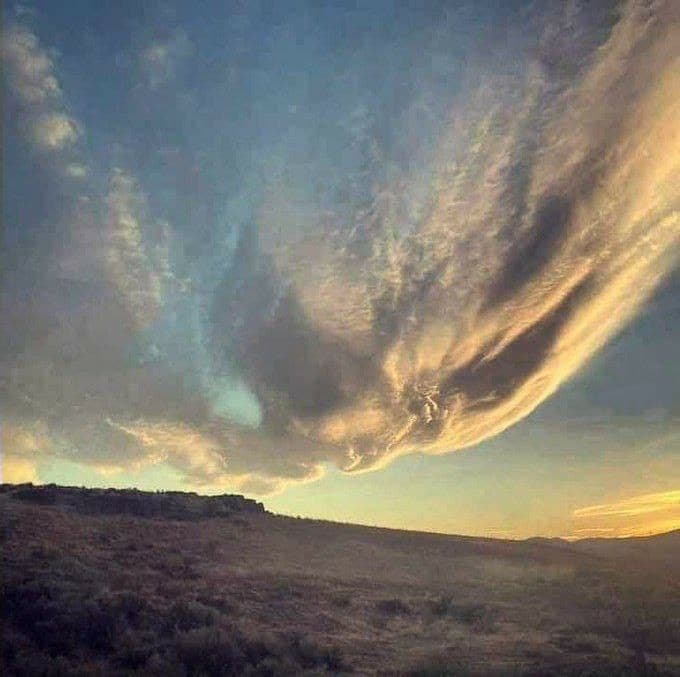 صحبت در گوشی آسمان با زمین + عکس