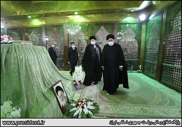 حضور آیت الله رئیسی و اعضای هیأت دولت در حرم امام خمینی(ره) + عکس