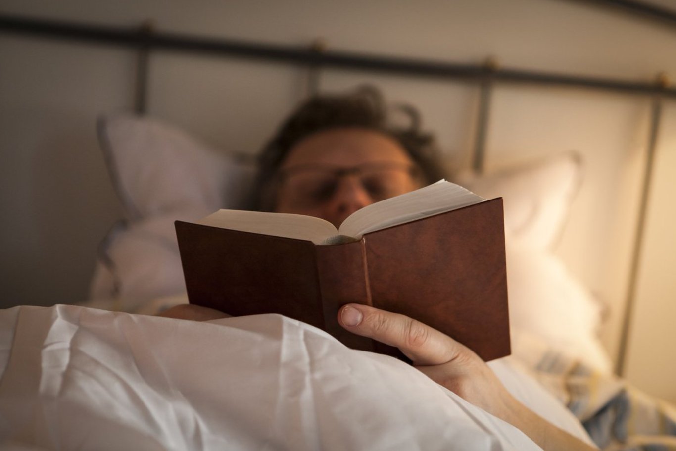 Картинки читаем перед сном. Чтение перед сном. Чтение книги перед сном. Чтение книжек перед сном. Книга перед сном.