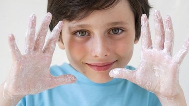 آیا آب گرم و سرد به یک اندازه دست را تمیز می‌کند؟
