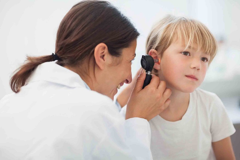 این نشانه‌ها به شما می‌گوید کودکتان عفونت گوش دارد