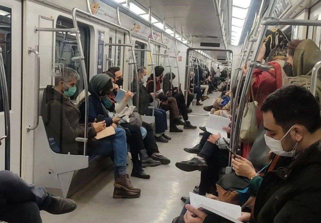 تصویری جالب از کتابخوانی در متروی تهران + عکس