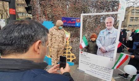 عکس یادگاری با تصویر شهید سلیمانی + عکس