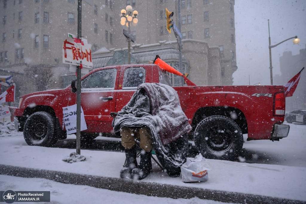 وضعیت یک معترض در هوای سرد کانادا + عکس