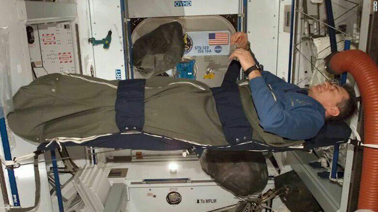 فضانوردان در فضا چگونه می‌خوابند؟ + عکس