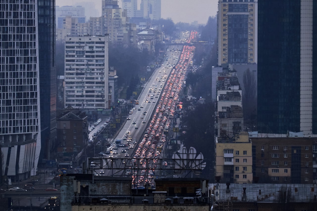 ترافیک وحشتناک خودروها برای فرار از کی یف + عکس