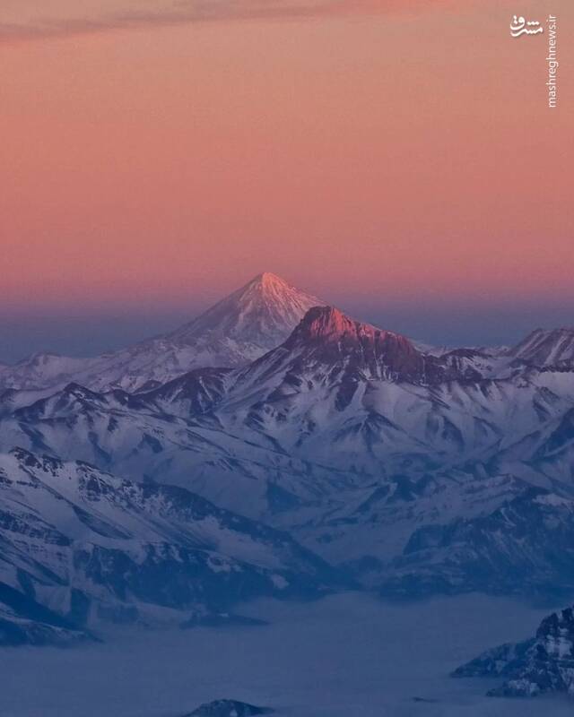 غروب آفتاب در فراز قله دماوند + عکس