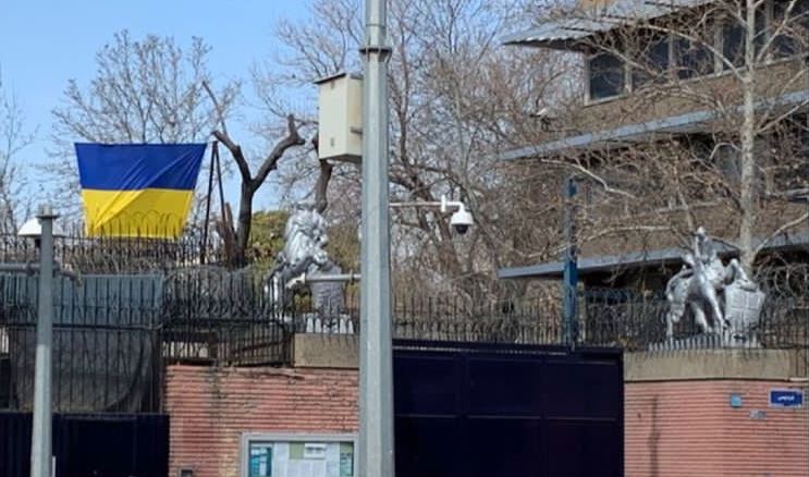 نصب پرچم اوکراین در سفارت انگلیس در تهران + عکس