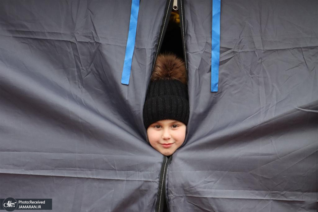 کودک آواره اوکراینی در چادر پناهجویان + عکس