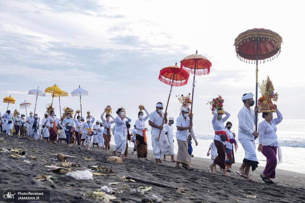 هندوهای بالی در طول مراسم پاکسازی روح + عکس