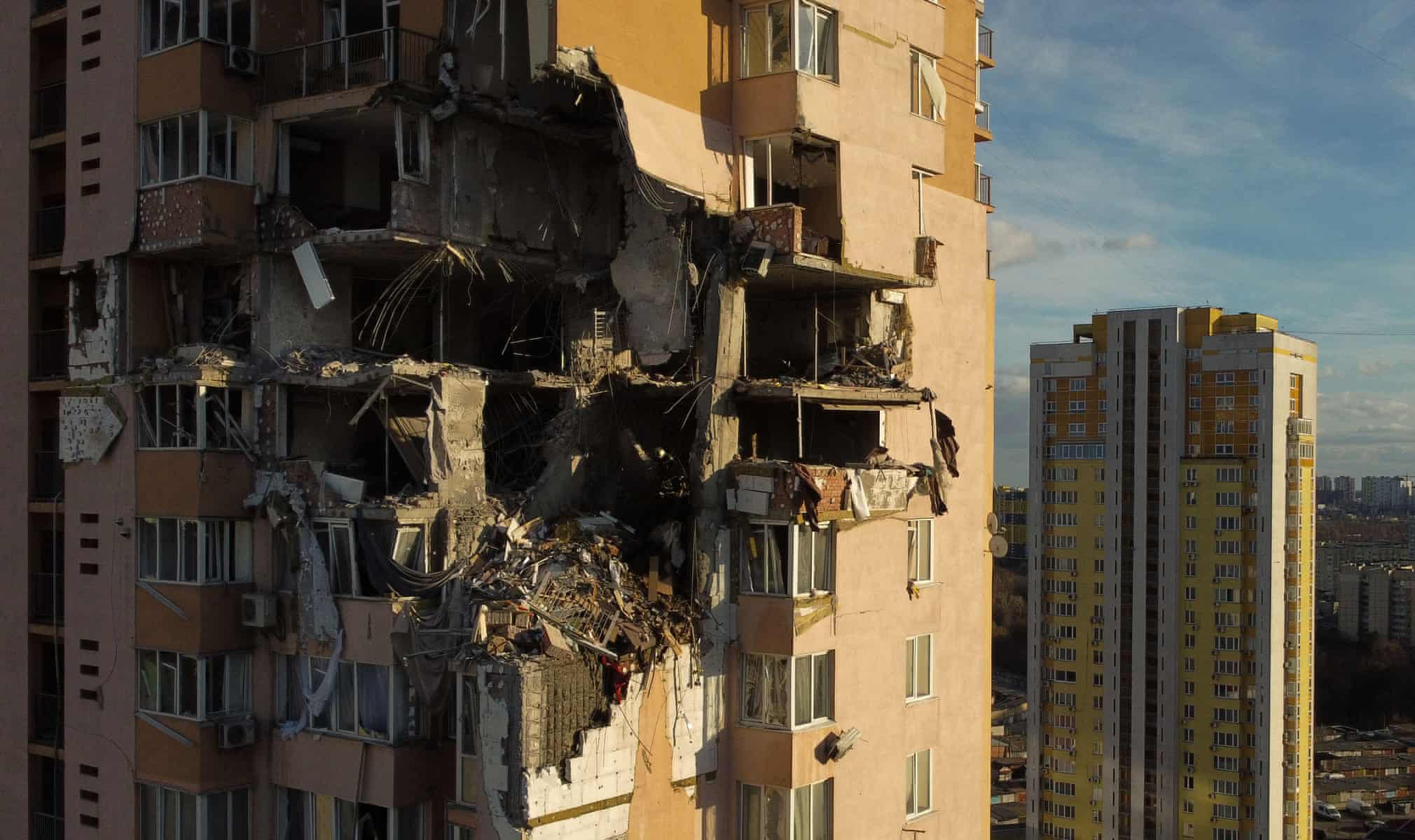 یک ساختمان پس از اصابت راکت روسی + عکس
