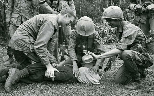 شکنجه کردن سرباز ویتنامی توسط سربازان آمریکایی + عکس