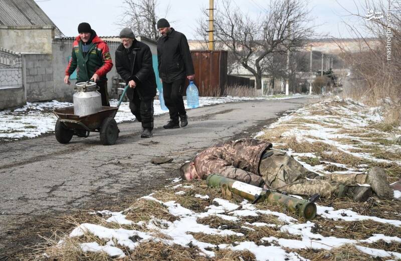 نحوه برخورد مردم دونباس با جنازه سرباز اوکراینی + عکس