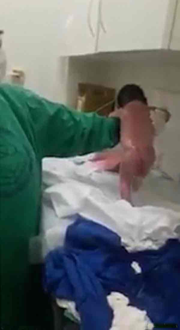 راه رفتن نوزاد چند دقیقه بعد از تولد! + عکس
