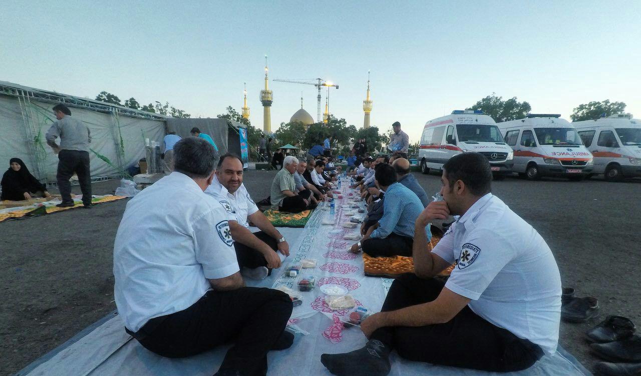 عکس/ سفره افطار پرسنل اورژانس مستقر در حرم امام خمینی (ره)