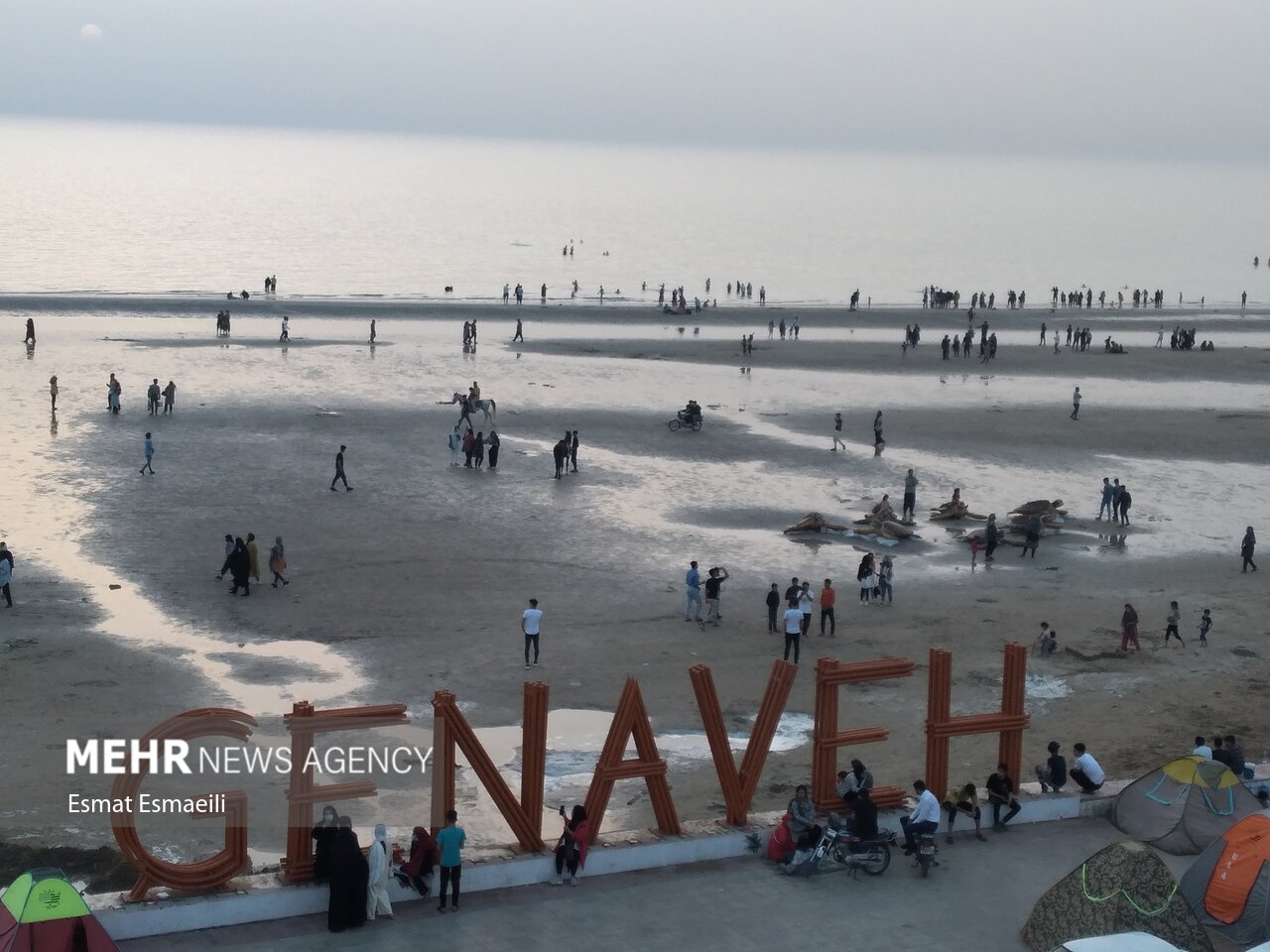 حضور گسترده گردشگران در ساحل گناوه + عکس